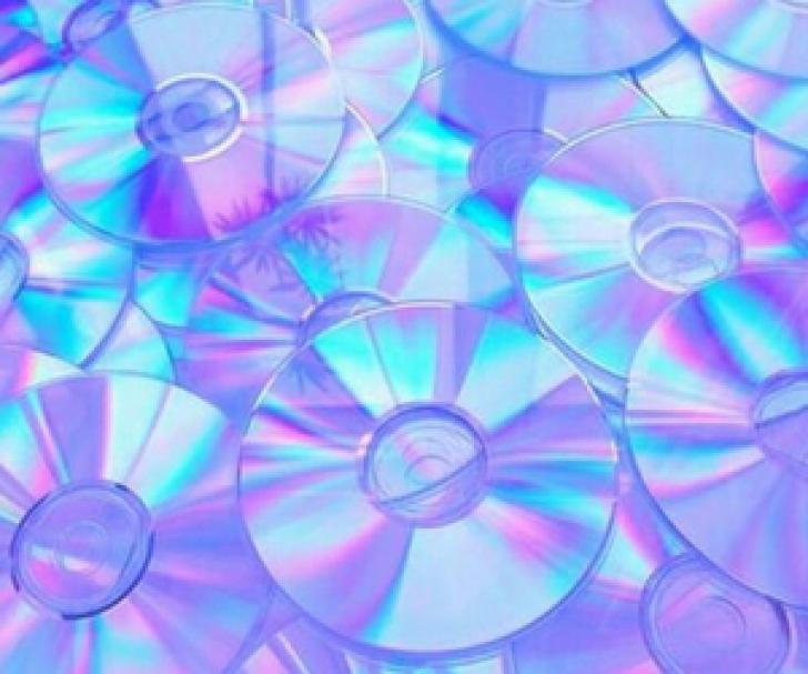 Aesthetic CD Holographic Chrome Theme - ThemeBeta